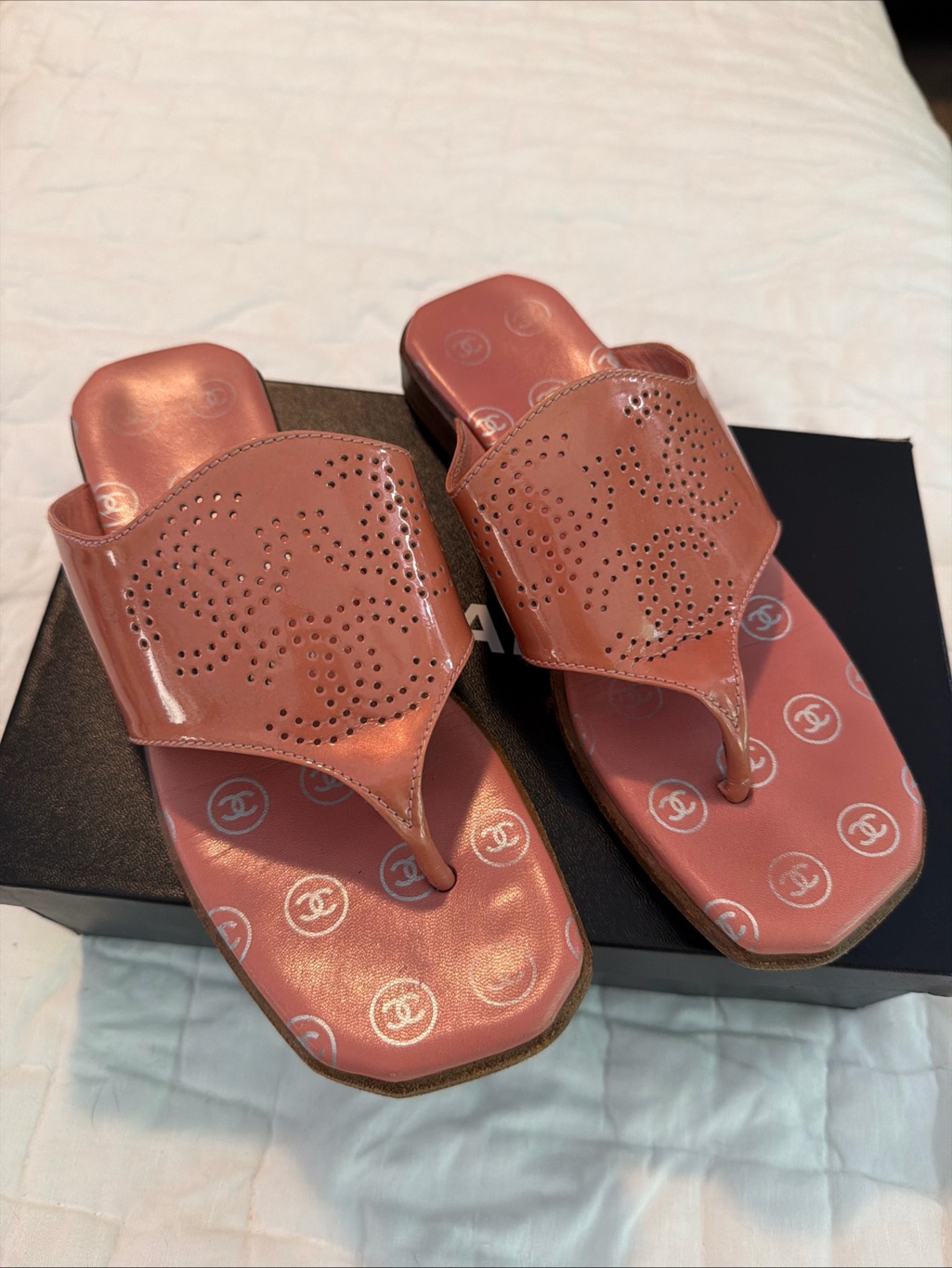 Vintage Chanel Pink Patent Leather Thong Sandals Flip Flops Y2k Lagerfeld 37 Box